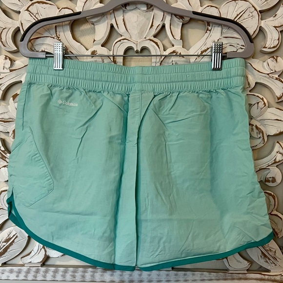 Columbia Women’s Turquoise Running Shorts with Blue Contrast Trim (Medium) - Picture 2 of 5